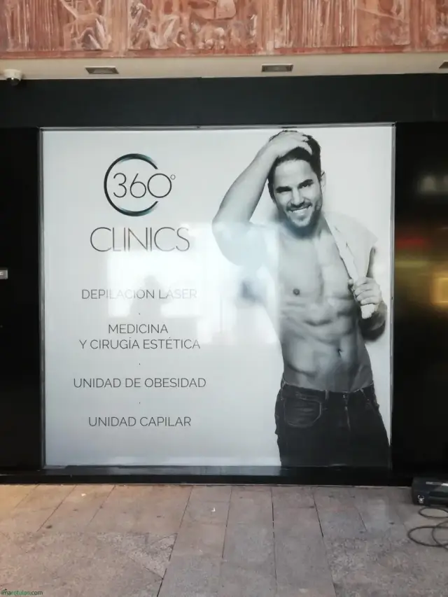 Vinilo de 360 Clinics con los tratamientos de la clínica