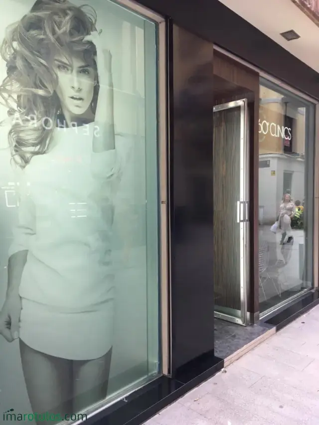 Vinilo de escaparate de 360 Clinic en Murcia