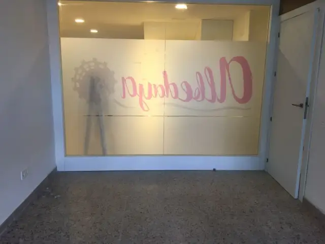 Vinilo esmerilado con el nombre de Albedaya en Murcia
