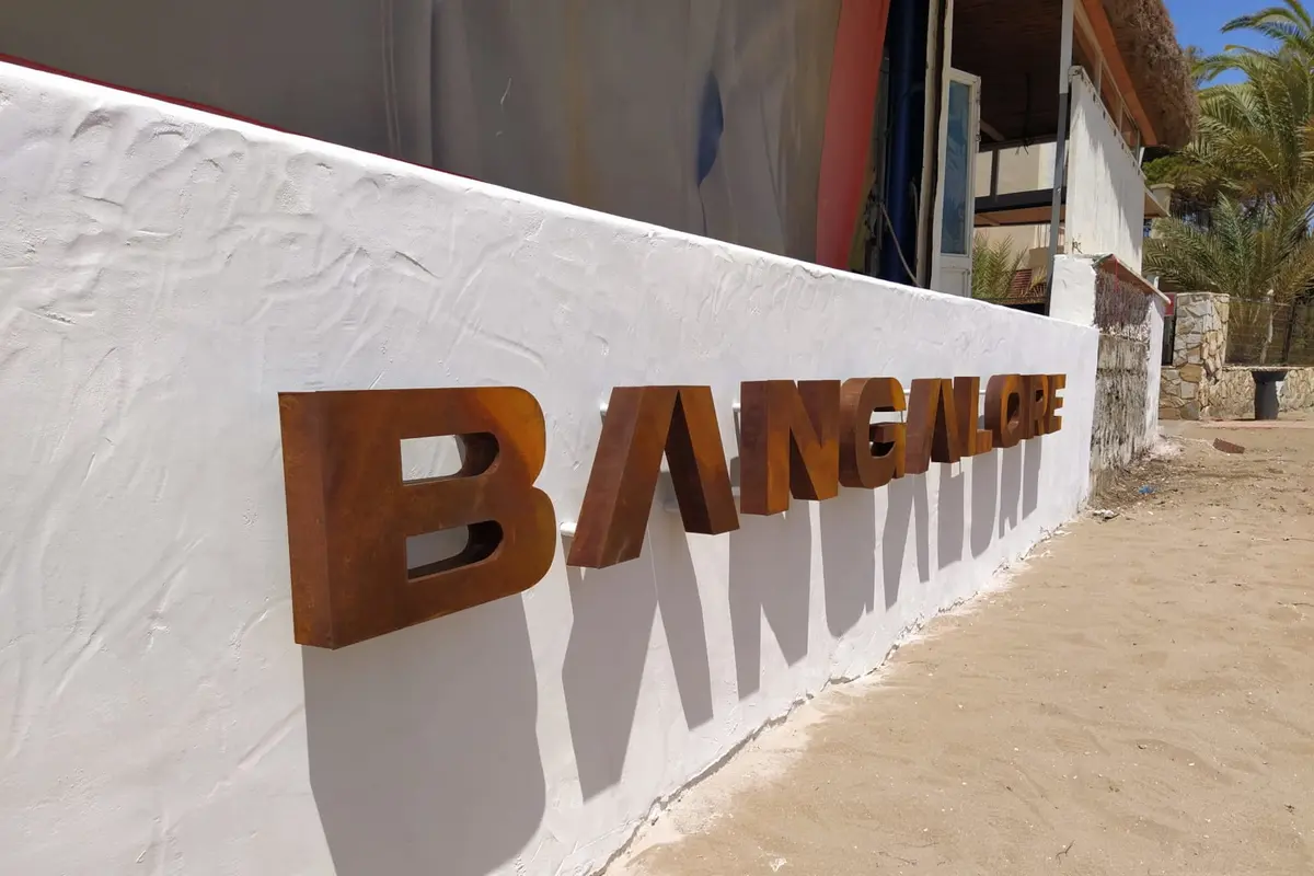 Cartel de comercio con letras 3D retroiluminadas