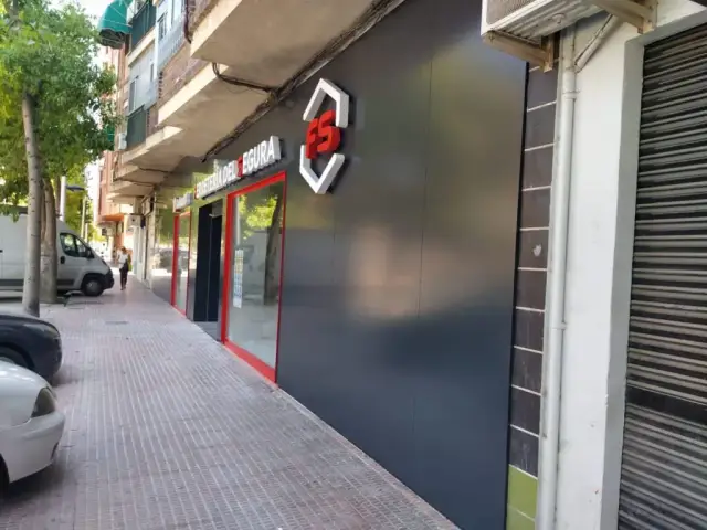 fachada composite murcia en gris, con letras corpóreas retroiluminadas