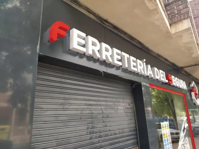 Fachada y rótulo de Ferretería del Segura