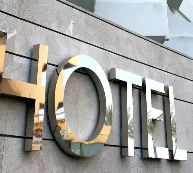 Letras corporativas de acero inoxidable sin luz