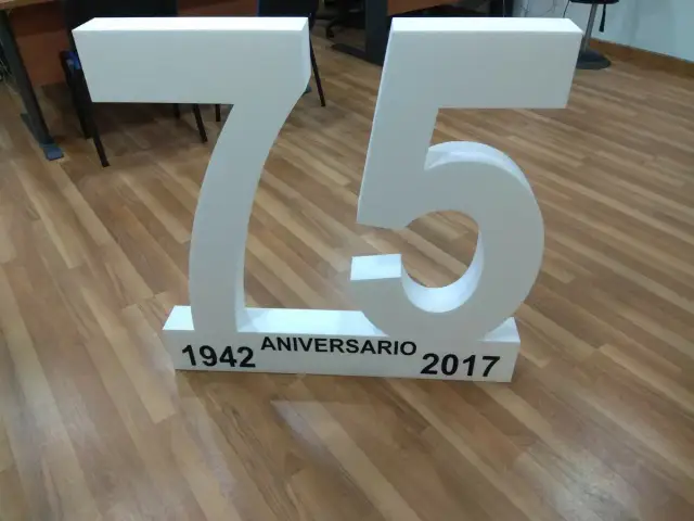 Letra recortada de corcho EPS personalizada con vinilo