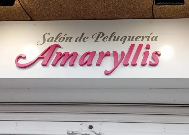 Letra recortada de PVC de 19 mm pintada en fucsia