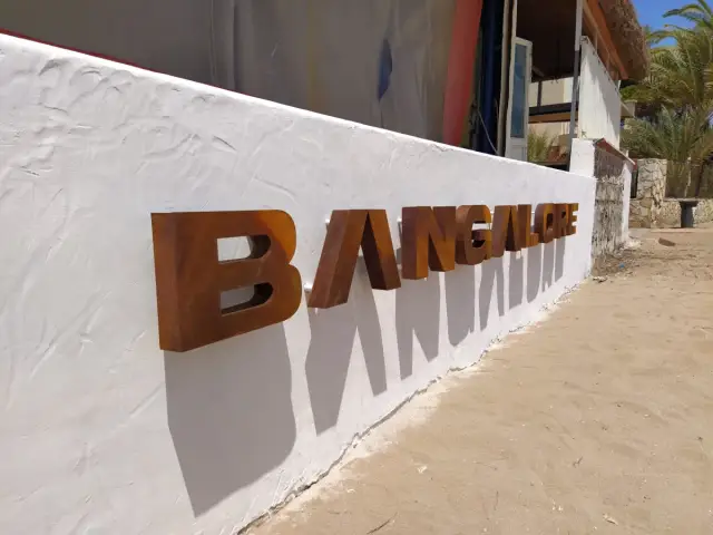 Letras corpóreas de acero corten retroiluminadas