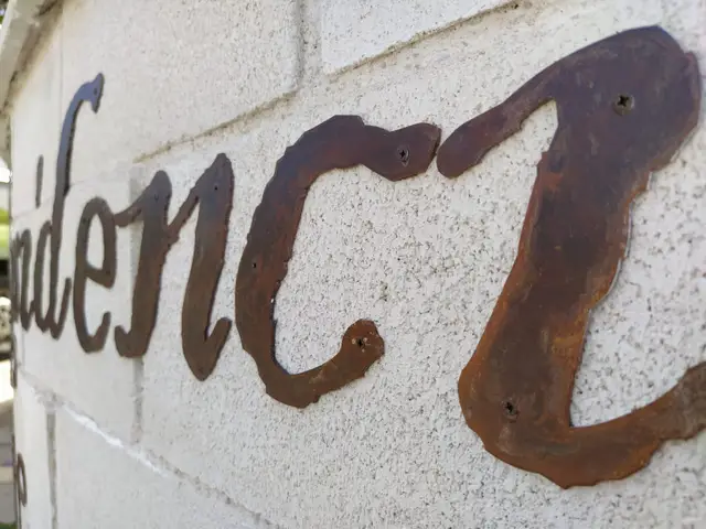 Letras recortadas en acero cortén, con lacado protector satinado.