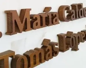 letras recortadas en madera, tratadas con tinte y laca protectora.