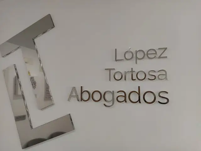 Letras recortadas de acero inoxidable brillo, con respaldo de letra de PMMA incoloro de 10 mm.