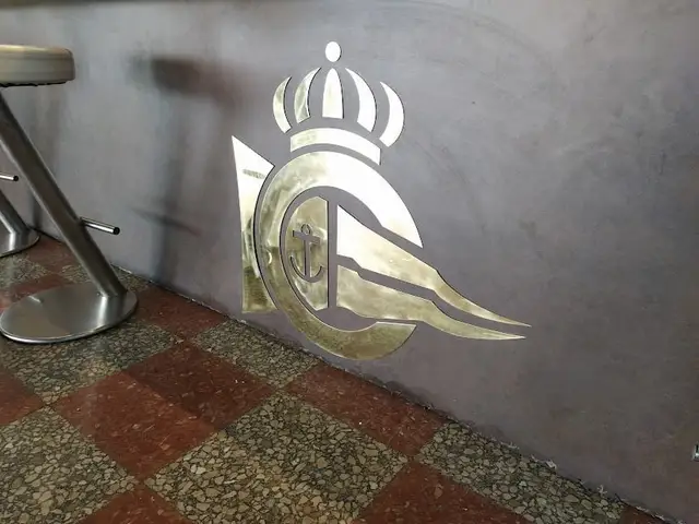 Letras recortadas en latón pulido de 2 mm, con lacado protector.