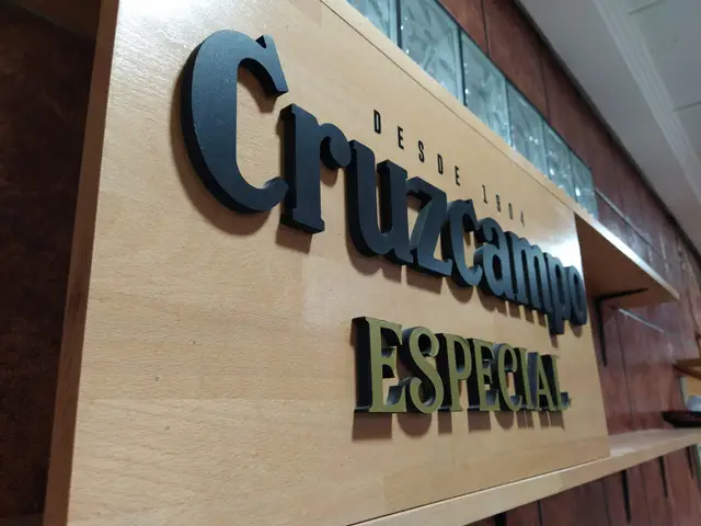 Letras recortadas de MDF pintadas y montadas sobre una madera de pino tratada.