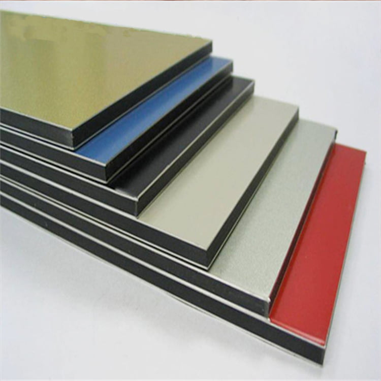 Composite de aluminio. Material en bruto para hacer fachadas de composite.