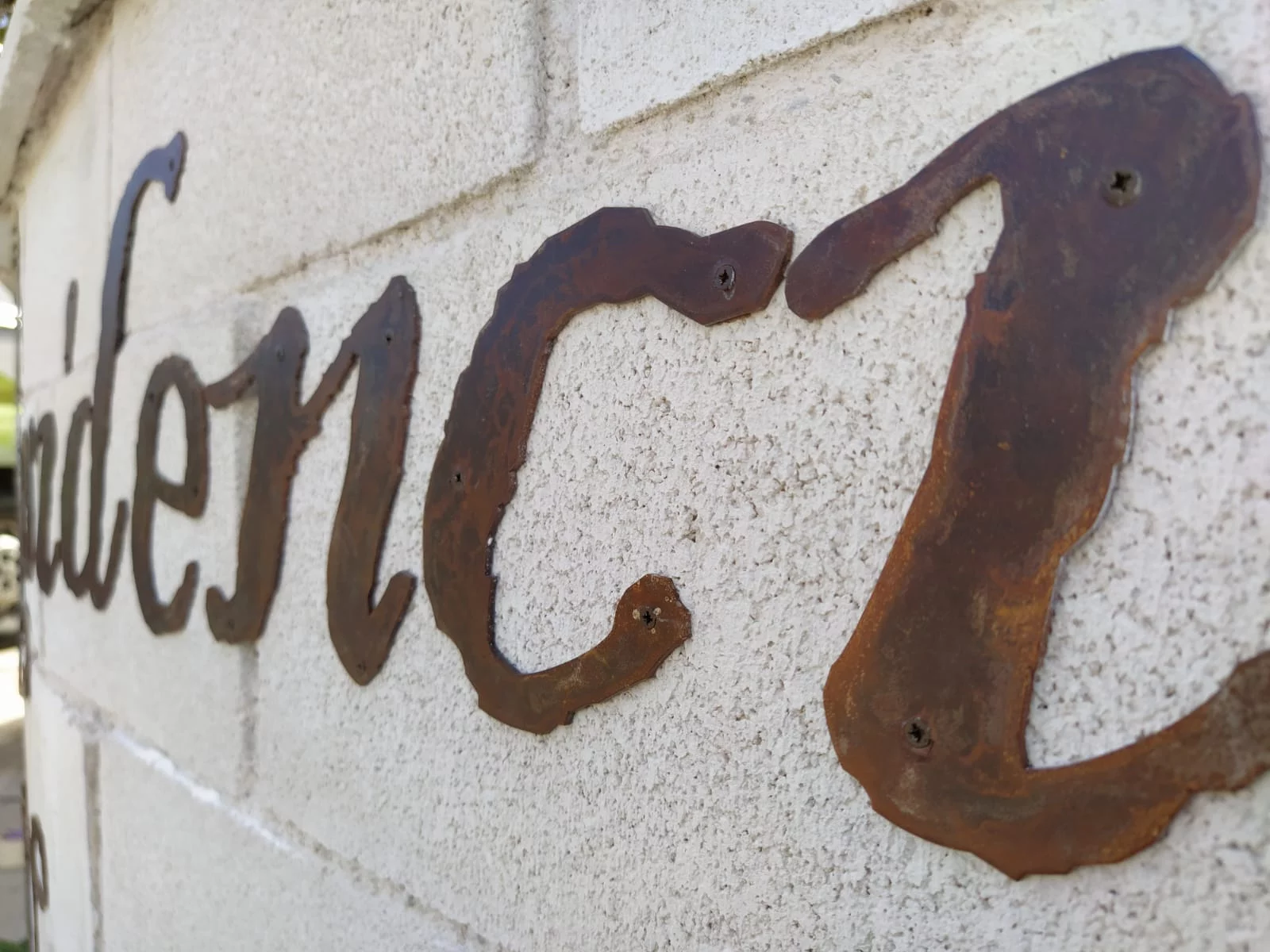letra-recortada-acero-corten-2mm-lacado Letras recortadas en acero cortén, con lacado protector satinado.