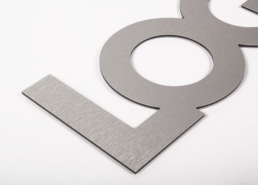 letras recortadas en composite de aluminio, con acabado de aluminio cepillado.
