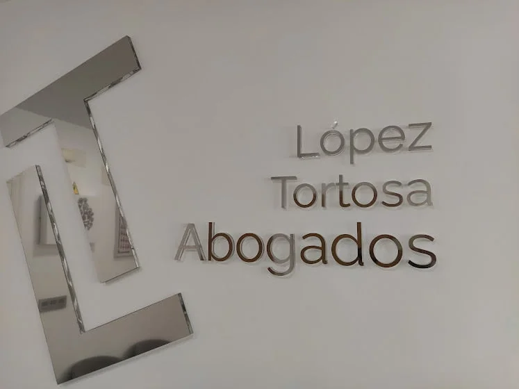 letras-recortadas-acero-brillo-2mm-con-respaldo-metacrilato-incoloro Letras recortadas de acero inoxidable brillo, con respaldo de letra de PMMA incoloro de 10 mm.