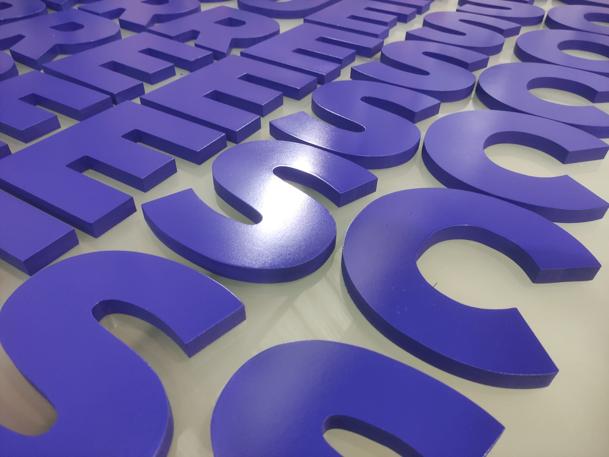 letras recortadas en PVC de 19 mm azul