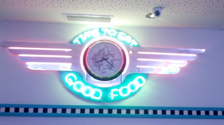 Tommy Mels rotulo de neón visto